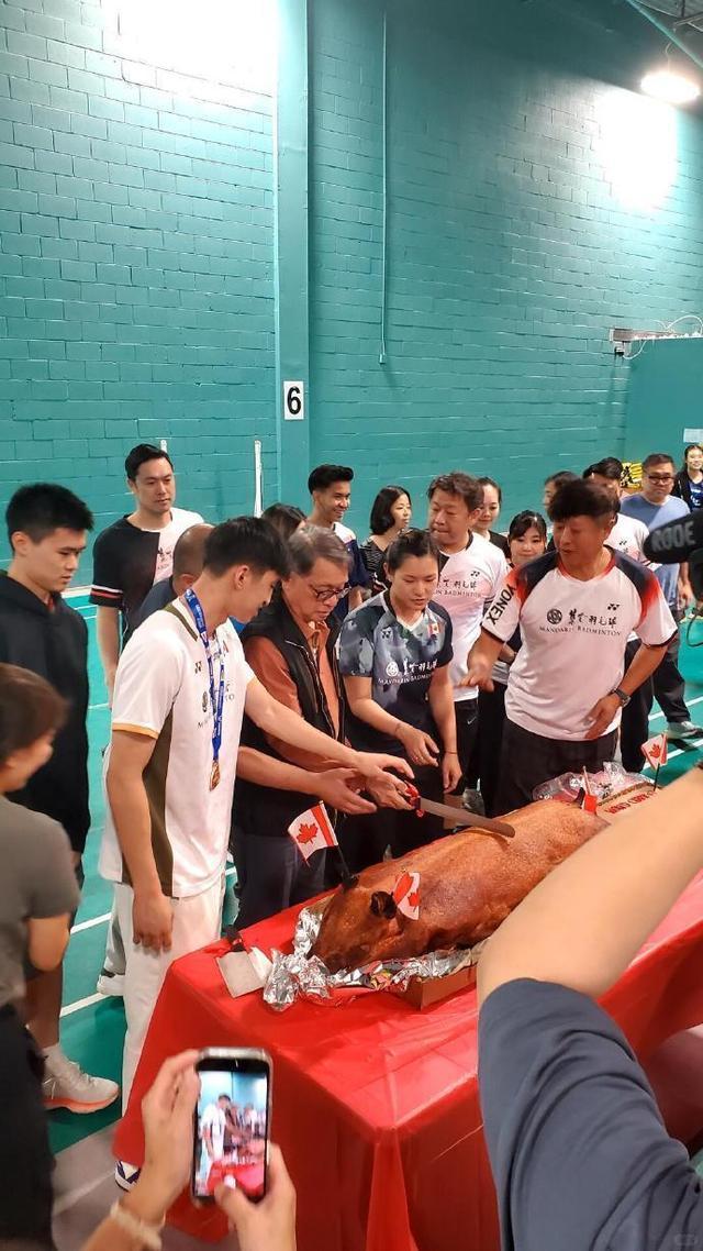 切乳猪！世锦赛季军赖浩俊回国受隆重欢迎 网友：系老广无疑了！